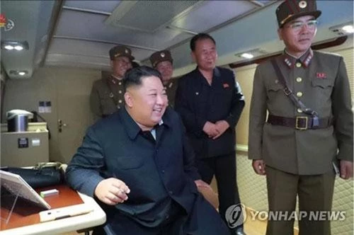 Chủ tịch Triều Tiên Kim Jong-un quan sát vụ thử tên lửa ngày 31/7. (Ảnh: Yonhap.)