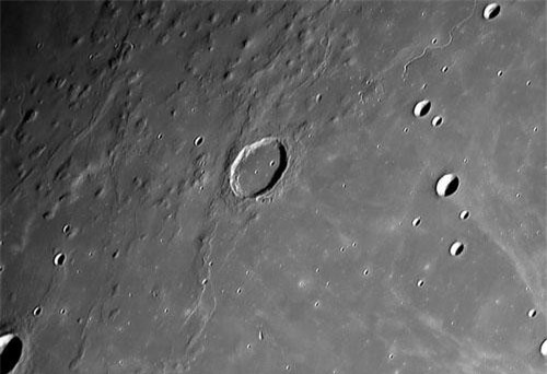 Lỗ thủng Mặt trăng là của người ngoài hành tinh?