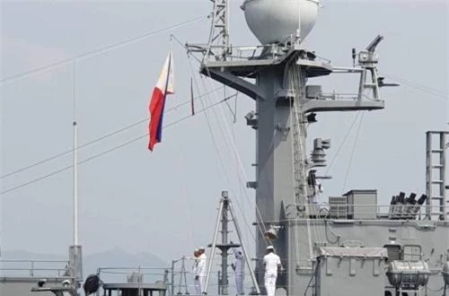 Tàu chiến PS 39 của Philippines trang bị radar trinh sát mặt nước Marconi ST-1810; radar điều khiển hỏa lực ST-1802; hệ thống quang học Radamec 2400 và sonar gắn dưới thân PHS-32 để trinh sát tàu ngầm. Ảnh: Philippine Navy