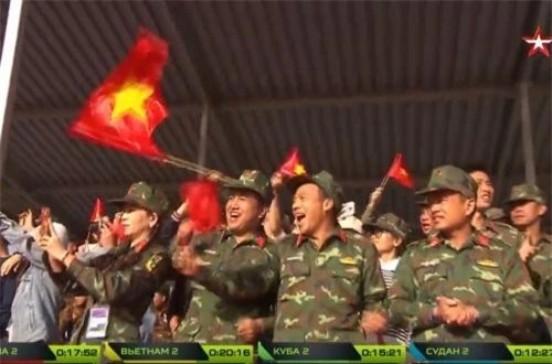  Trên khán đài, các sĩ quan của Đoàn xe tăng Việt Nam vui mừng khôn xiết trước chiến thắng của đội nhà. Nguồn ảnh: Tzvezda.ru