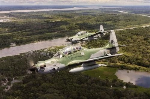 Dù không có tuyên bố rõ ràng về việc mua hay không mua A-29 Super Tucano, tuy nhiên việc một đại tá không quân Ukraine bay thử chiếc máy bay này cho thấy sự quan tâm lớn của Kiev với dòng máy bay mới. Nguồn ảnh: Wikipedia