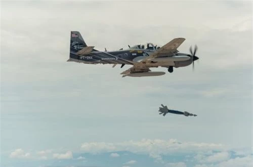 Theo nhà sản xuất, Super Tucano có thể mang tên lửa không đối không AIM-9 hay Python 3/4; tên lửa không đối đất AGM-65 Maverick; bom thông minh họ GBU của Mỹ hay SMKB-82... không thua kém máy bay cường kích phản lực hiện đại. Nguồn ảnh: Wikipedia