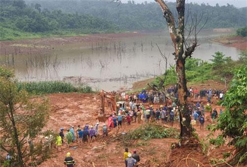 Hiện trường vụ sạt lở vùi lấp 3 người trong một gia đình ở Đắk Nông