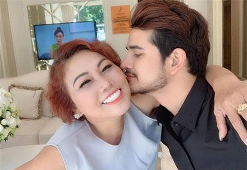 Không chỉ lột xác sau thời gian ở ẩn, Siu Black còn gây ngỡ ngàng khi thân mật cùng trai trẻ