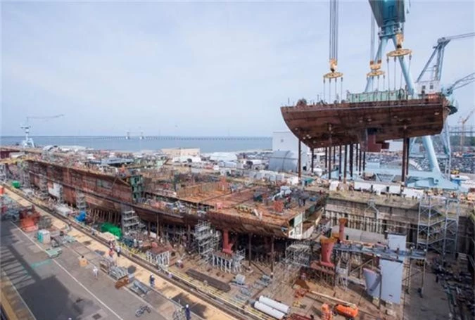 Cận cảnh tàu sân bay 12 tỷ USD của Mỹ vừa được “cất nóc” - Hình 4 Can canh tau san bay 12 ty USD cua My vua duoc “cat noc”-Hinh-4