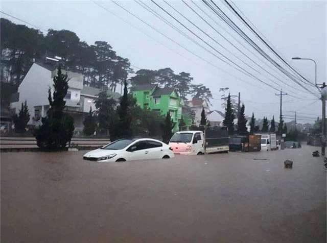 Lũ quét cuốn trôi một công an viên, Đà Lạt nhiều nơi ngập sâu - 2