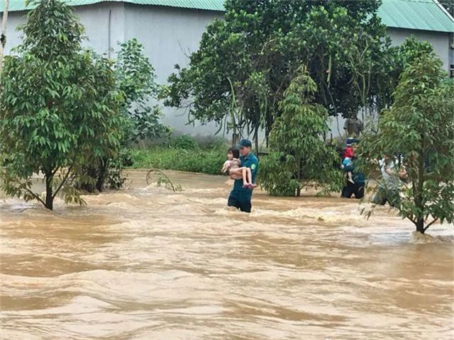 Lũ quét cuốn trôi một công an viên, Đà Lạt nhiều nơi ngập sâu - 8