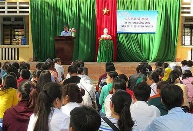 Bắt giam nữ chuyên viên Sở Nội Vụ vì nghi cố ý để lộ đề thi công chức - 1 Bắt giam nữ chuyên viên Sở Nội Vụ vì nghi cố ý để lộ đề thi công chức - 1