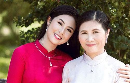 Bất ngờ với nhan sắc trẻ trung xinh đẹp của mẹ Ngọc Hân, nhưng xúc động nhất lại là bức tâm thư Hoa hậu gửi tới đấng sinh thành