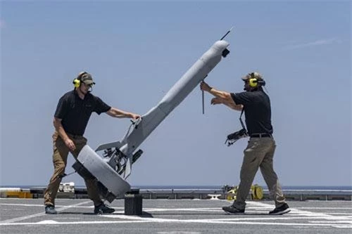 Cách đây ít ngày, Hải quân Mỹ vừa đưa vào thử nghiệm máy bay không người lái mang tên V-BAT trên tàu vận tải USNS Spearhead và ghi nhận kết quả cực kỳ khả quan. Nguồn ảnh: Sina.