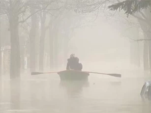 Clip: Những phương tiện giao thông độc đáo mùa lũ lụt