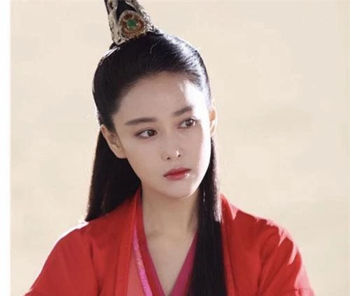 Trương Lệ Hoa xuất thân từ một gia đình binh gia, nhưng do biến cố nên gia đình sạt nghiệp, suy sút bần hàn ở Giang Nam. Để kiếm kế sinh nhai, cha và anh trai bà làm nghề đan chiếu để kiếm sống. Trương Lệ Hoa xuất thân từ một gia đình binh gia, nhưng do biến cố nên gia đình sạt nghiệp, suy sút bần hàn ở Giang Nam. Để kiếm kế sinh nhai, cha và anh trai bà làm nghề đan chiếu để kiếm sống.