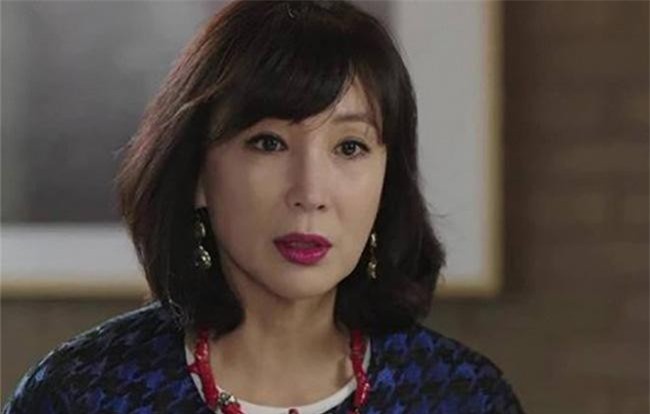 Nghe lỏm cuộc điện thoại của con dâu với bà thông gia, mẹ chồng bỗng quý tôi như vàng và âm mưu đáng sợ phía sau