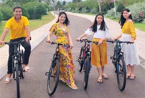 Bằng một “nghi thức” thời trang, gia đình MC Quyền Linh đã lan tỏa mạnh mẽ “virus hạnh phúc”, ai ngắm cũng thấy vui lây