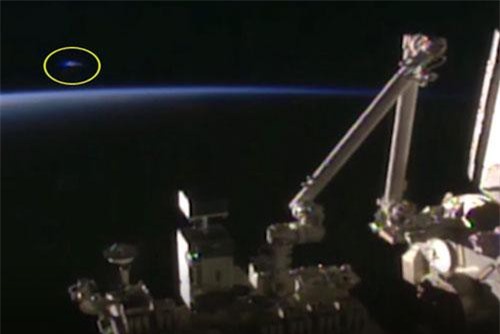 CLIP: UFO kỳ lạ lượn lờ quanh trạm Vũ trụ Quốc tế