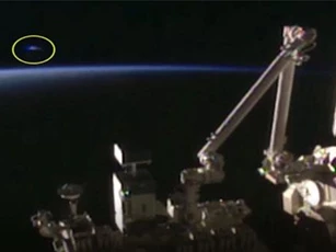 CLIP: UFO kỳ lạ lượn lờ quanh trạm Vũ trụ Quốc tế