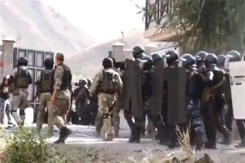 Khung cảnh tan hoang như chiến trường tại nơi đặc nhiệm Kyrgyzstan đột kích bắt cựu Tổng thống