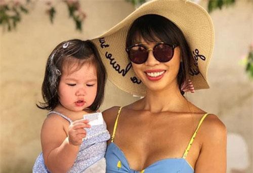 Tiết lộ lịch sinh hoạt của bé Myla, Hà Anh khiến nhiều mẹ "ố á" vì cho con đi ngủ từ 7 rưỡi tối