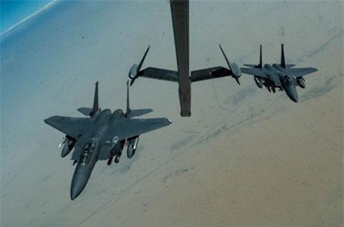 Mỹ mang F-15 gắn bom chùm tới Trung Đông, tàu chiến Iran coi chừng