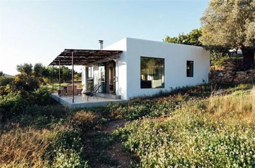 Ngôi nhà cấp 4 gây kinh ngạc nhiên vì sự đối lập giữa thiết kế bên ngoài và bên trong