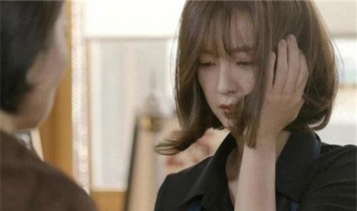 Tan sở vừa về nhà đã chứng kiến cảnh mẹ chồng với bạn bè làm loạn, tôi hầm hầm mặt đi vào thì bị bà xông tới tát cho nảy lửa