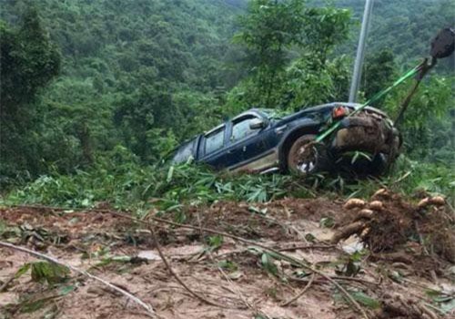 Lâm Đồng: Đèo Bảo Lộc sạt lở nghiêm trọng, 2 ô tô bị "đẩy" xuống vực