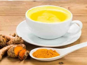 Điều kì diệu xảy ra khi bạn uống sữa nghệ trước khi đi ngủ