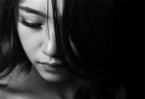 Sau khi tôi lấy chồng, bố không bao giờ khóa cổng nhà, biết lý do, tôi òa khóc nức nở vì ân hận