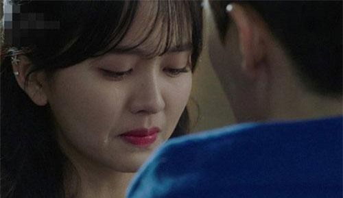 Mẹ chồng bắt con dâu mới sinh xuống làm cỗ, hai cô con gái nằm vắt chân xem phim và cái kết quá đỗi hả hê