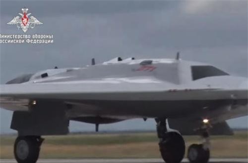 Kinh ngạc: Kích cỡ UAV tàng hình Nga to hơn tiêm kích Su-57