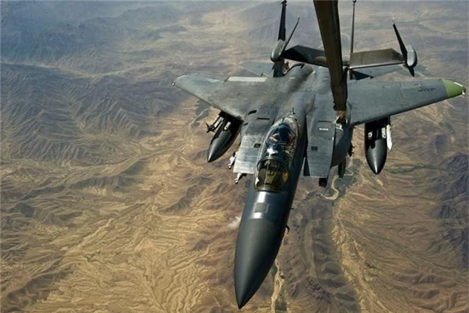 My mang F-15 gan bom chum toi Trung Dong, tau chien Iran coi chung!-Hinh-7