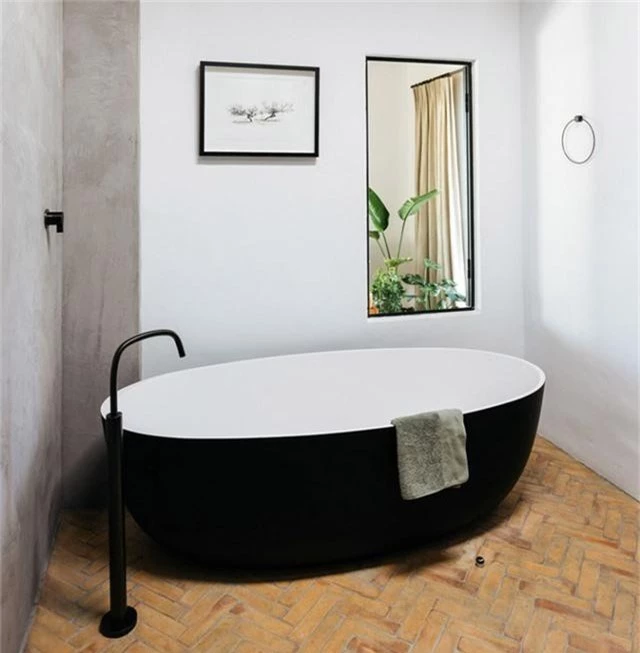 
Các gam màu đơn sắc tông trầm và tối càng làm tăng vẻ đối lập cho không gian nhà tắm.
