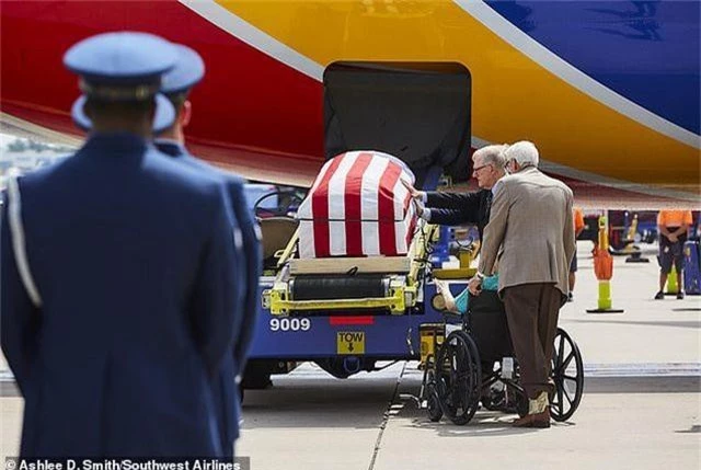 Phi công Mỹ lái máy bay đưa hài cốt cha từng tham chiến ở Việt Nam hồi hương - 4