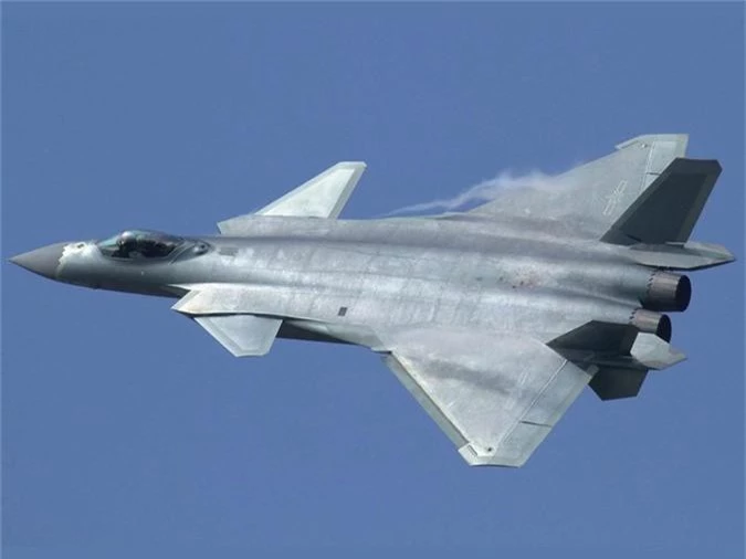 Chengdu J-20 Black Eagle là máy bay tàng hình đầu tiên của Trung Quốc. J-22 có giá 110 triệu USD, được trang bị các tên lửa tầm xa, tên lửa không đối không cũng như bom dẫn đường bắng laser và tên lửa không đối đất, tên lửa chống radar. J-22 có khả năng bay ở độ cao khoảng 18.000m với tốc độ siêu thanh xấp xỉ 2.100 km/h./.