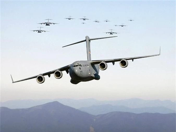 C-17 Globemaster III là một máy bay vận tải quân sự được sử dụng để chở người, các thiết bị và phương tiện chiến đấu. Máy bay này ban đầu được sản xuất cho Không quân Mỹ nhưng hiện được nhiều quốc gia trên thế giới sử dụng như Anh, Australia, Canada, Qatar, Các Tiểu vương quốc Arab thống nhất (UAE), Ấn Độ và Kuwait. C-17 Globemaster III có chi phí rơi vào tầm 328 - 368 triệu USD và nối tiếng duy trì được độ ổn định cao. Tải trọng tối đa của Globemaster là 85 tấn và trọng lượng cất cánh tối đa (MTOW) của nó là 293 tấn. Máy bay này có thể bay khoảng 4.482 km mà không cần tiếp nhiên liệu.