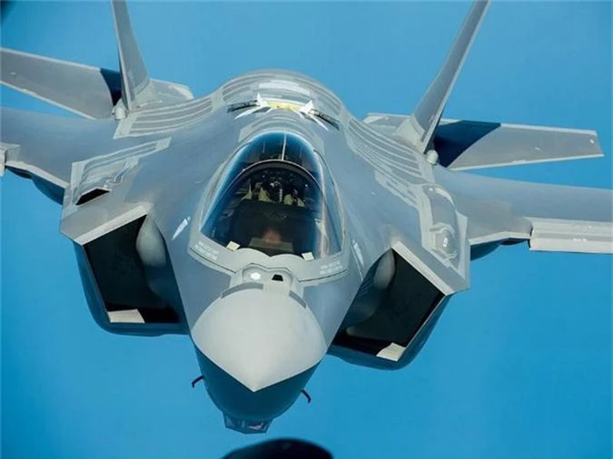 F-35 Lightning II được sử dụng ở nhiều quốc gia trên thế giới như Mỹ, Australia, Israel, Nhật Bản, Hà Lan, Na Uy, Hàn Quốc, Thổ Nhĩ Kỳ và Anh. Có 3 biến thể của chiến đấu cơ F-35 Lighting, trong đó có F-35A (89 triệu USD), F-35B (115,5 triệu USD) và F-35C (107,7 triệu USD). Mỗi chiếc máy bay này tốn 35.000 USD cho mỗi giờ vận hành trong khi toàn bộ chi phí của chương trình này trong vòng 50 năm dự tính là 1.500 tỷ USD.