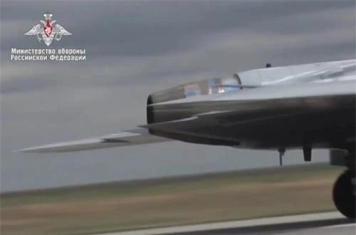 Đáng chú ý, thay vì phát triển loại động cơ riêng dành cho UAV, Sukhoi sử dụng ngay mẫu động cơ tuốc bin phản lực cánh quạt đẩy (turbofan) AL-31F hoặc AL-41F của dòng Su-30/35. Ảnh: Bộ Quốc phòng Nga