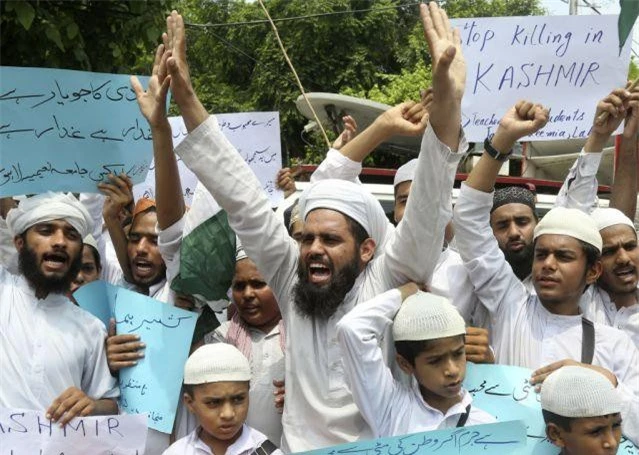 Sinh viên Pakistan tham gia biểu tình phản đối Ấn Độ tại Lahore. (Ảnh: AP)