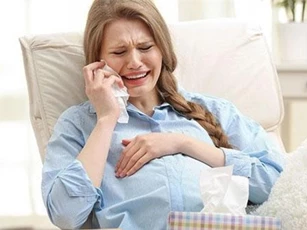 Con dâu vỡ ối mà mẹ chồng vẫn tỉnh bơ nói: "Tự bắt xe mà đi, chạm vào bà đẻ ngày Rằm xui lắm"