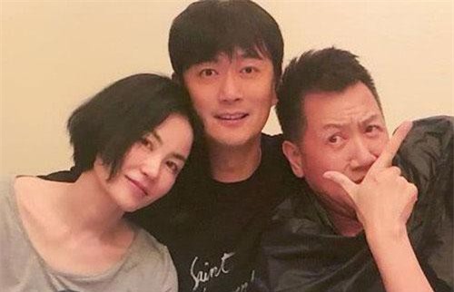 Vương Phi ngả ngớn bên trai lạ, Tạ Đình Phong mất hút trong tiệc sinh nhật tuổi 50 của nhân tình