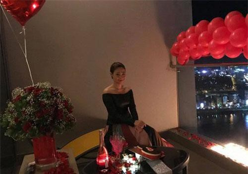 Thanh Thảo kỷ niệm 1.000 ngày bên nhau cùng ông xã doanh nhân với loạt ảnh "tình bể bình"