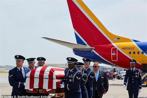 Phi công Mỹ lái máy bay đưa hài cốt cha từng tham chiến ở Việt Nam hồi hương