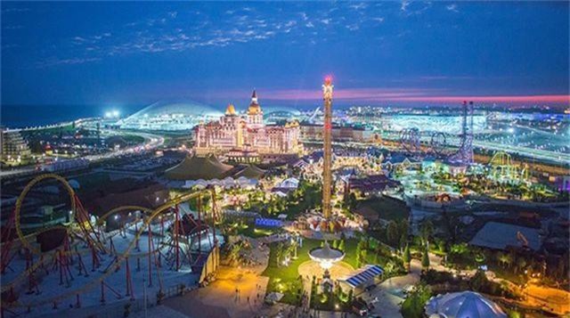 Kỳ quặc cuộc thi đào hố “chôn vợ” trên bãi biển