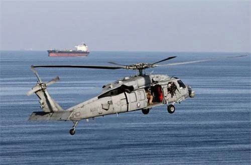 Một trực thăng MH-60S bay gần một tàu dầu khi chiến hạm USS John C. Stennis đi qua Eo Hormuz hồi tháng 12/2018. (Ảnh: Reuters)