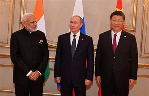 Thủ tướng Ấn Độ Modi, Tổng thống Nga Putin và Chủ tịch Trung Quốc Tập Cận Bình gặp nhau bên lề G20.