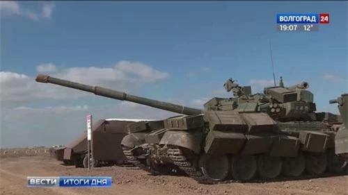 Xe tăng T-90A của quân đội Nga được gia cố bằng những hòm gỗ quanh tất cả các mặt. Ảnh: Volgograd 24.