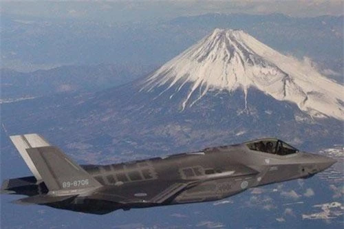 Một tiêm kích F-35 của Nhật Bản bay gần núi Phú Sĩ. Ảnh: JASDF.