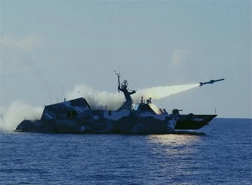 Tàu tấn công nhanh tàng hình Type 022 của Hải quân Trung Quốc phóng tên lửa chống hạm YJ-83. Ảnh: China Defense.