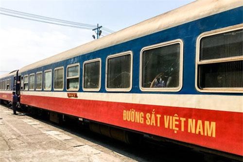 Trải nghiệm đường sắt Việt Nam cực thú vị của cặp đôi Tây