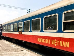 Trải nghiệm đường sắt Việt Nam cực thú vị của cặp đôi Tây
